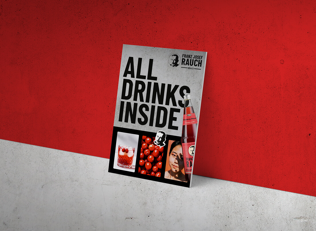 Ein Werbeplakat mit der Aufschrift "ALL DRINKS INSIDE", auf dem ein Getränk, Kirschen, das Gesicht einer Frau und eine Getränkeflasche vor einem rot-weißen Hintergrund abgebildet sind.