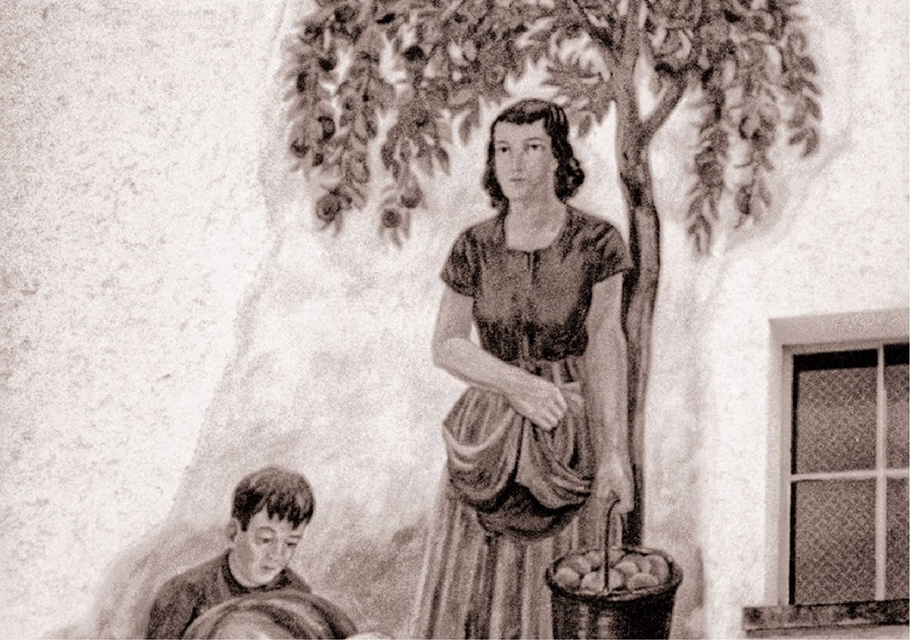 Ein sepiafarbenes Wandgemälde zeigt eine Frau, die mit einem Korb in der Hand neben einem Baum steht, während ein Junge in der Nähe eines Fensters sitzt.