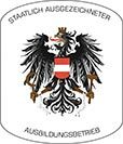 Das Emblem des schwarzen Adlers mit Krone und Rüstung, der auf seiner Brust ein rotes Schild mit einem silbernen Wappen trägt