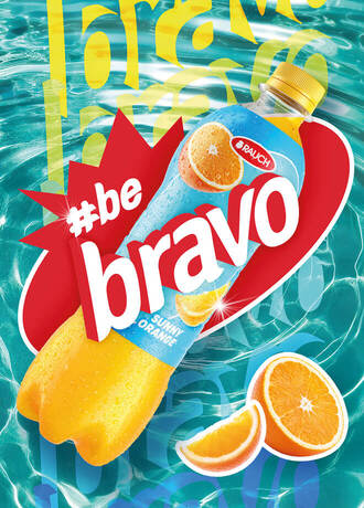 Eine Flasche Rauch Bravo Sunny Orange-Saft ist mit Orangenscheiben vor einem wässrigen Hintergrund und dem Hashtag „#be bravo“ in fettem rot-weißem Text abgebildet.
