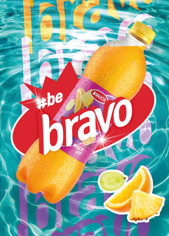 Eine Flasche rauch Bravo-Fruchtsaft schwimmt auf dem Wasser, daneben Orangen- und Ananasscheiben. Auf dem Etikett steht „#be bravo“.