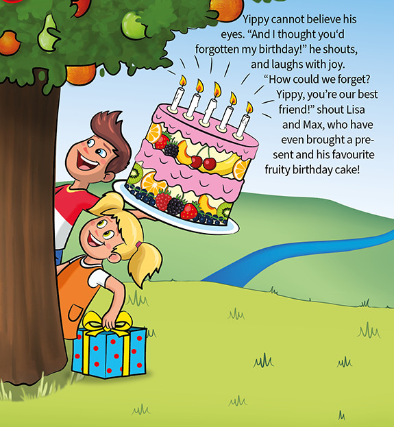 Kinder Lisa und Max lugen hinter dem Baum hervor, mit einem Obstkuchen mit Kerzen und einem Geschenk