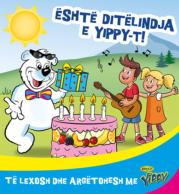 Geburtstag mit Yippy, Kinder mit einer Gitarre und Yippy Bär mit einem Geschenk in der Hand, mit großen Fruchtkuche