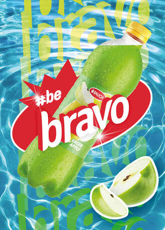 Eine Flasche rauch bravo green apple und der Aufschrift „Be Bravo“, die über dem Wasser schwimmt, daneben grüne Apfelscheiben.