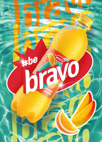 Im Wasser schwimmende Flasche rauch bravo mit Orangen-Mango Geschmack mit fettgedruckter Textüberlagerung und Orangenscheiben.