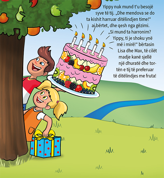 Lisa und Max lugen hinter dem Baum hervor, mit einem Obstkuchen mit Kerzen und einem Geschenk