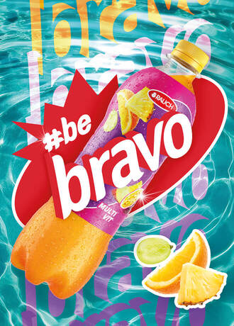 Eine Flasche Rauch Bravo Multivit Fruchtsaft mit Spritzern und Fruchtscheiben auf einem lebendigen, farbenfrohen Hintergrund.
